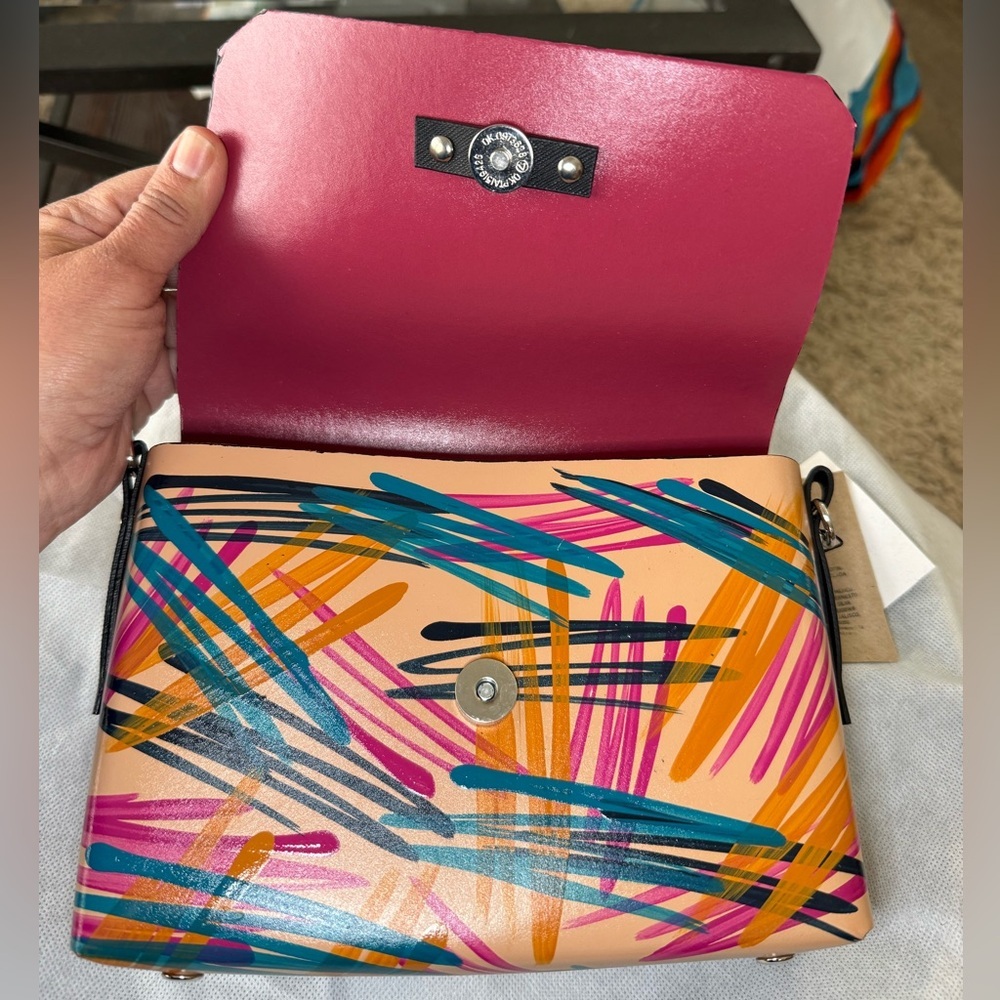 Hand painted crossbody
Recycled leather - Picture 5 of 9